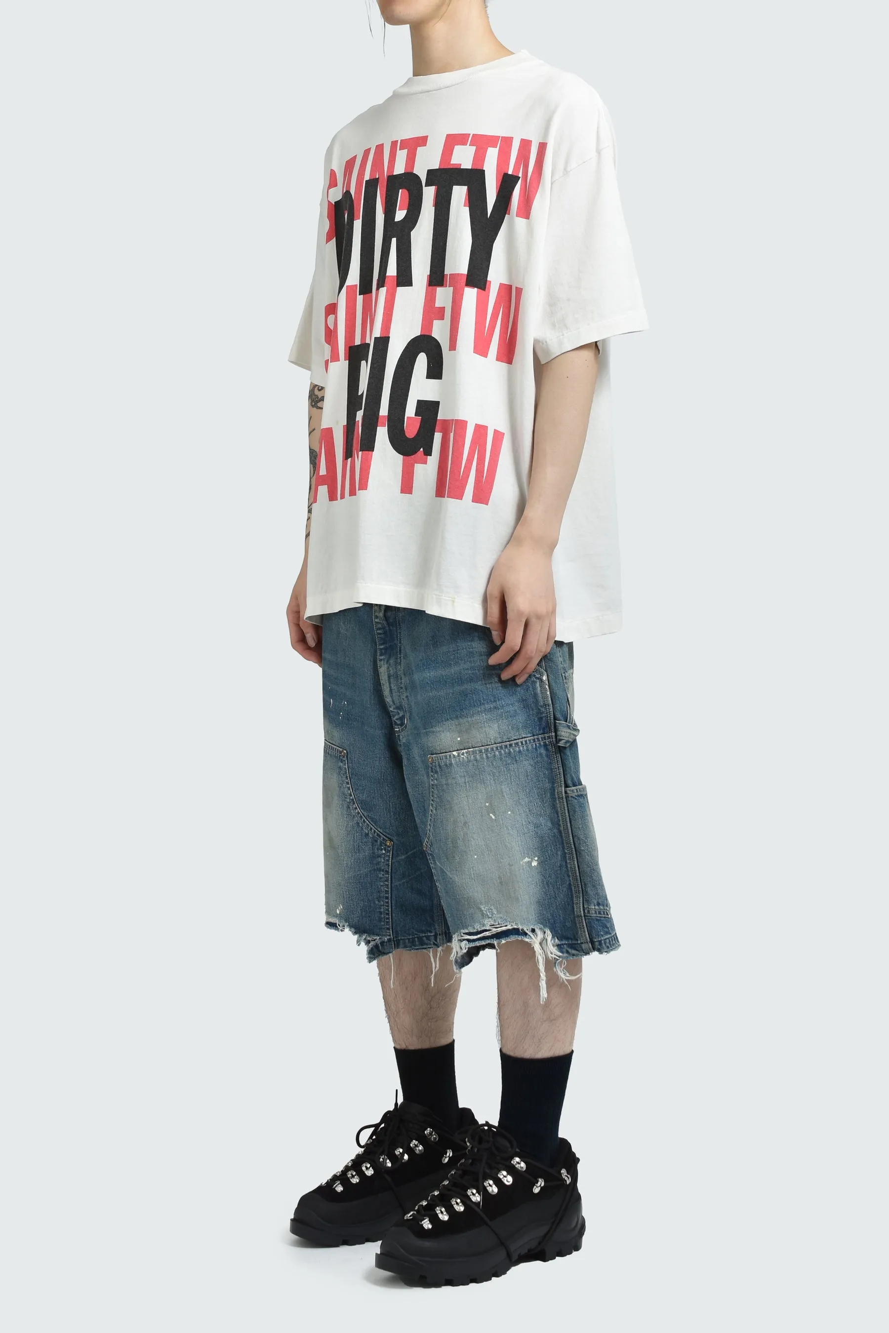 SAINT Mxxxxxx DOUBLE KNEE SHORTS/BLU Knee patches splashed with ink and water-splashed denim shorts. Denim blue S-XL. Custom-woven and dyed denim fabric with clear texture. Heavy-wash water-fading treatment to create local mottled fading/hole effects. Artificial distressing to simulate natural wearing marks. VINTAGE sense. Original consistent damage treatment. Hand-splashed ink and paint. Original consistent wash mark/pocket mark. Double knee patch. Rivet reinforcement. Improve functionality while enhancing design